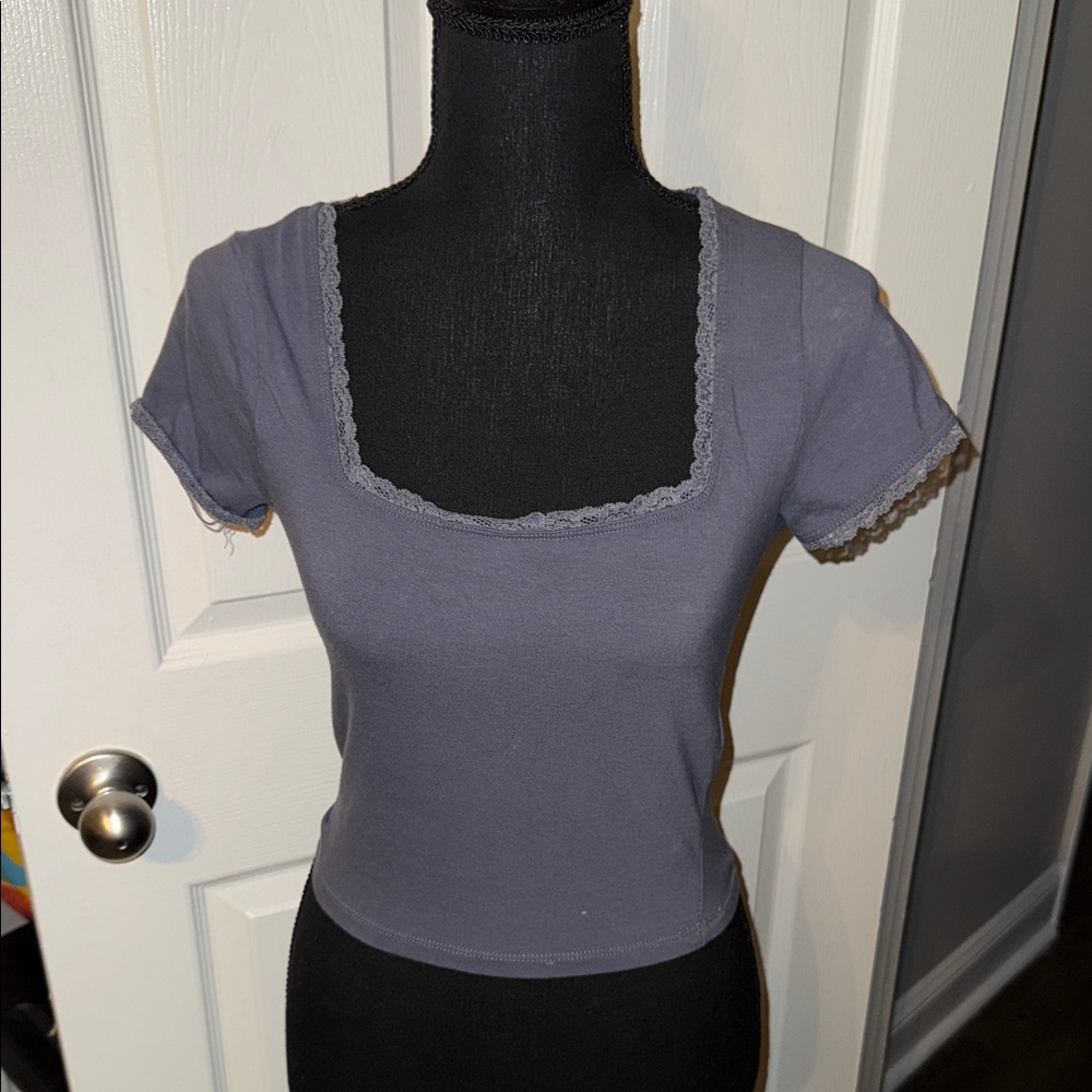 🖤HOLLISTER GREYISH PURPLE LACE-TRIM CROP TOP SIZE S🖤